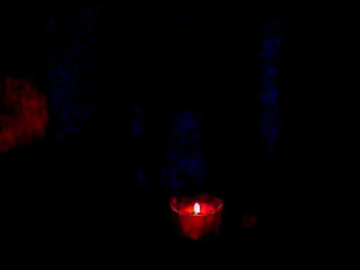 Hogar a oscuras durante un apagón con velas encendidas