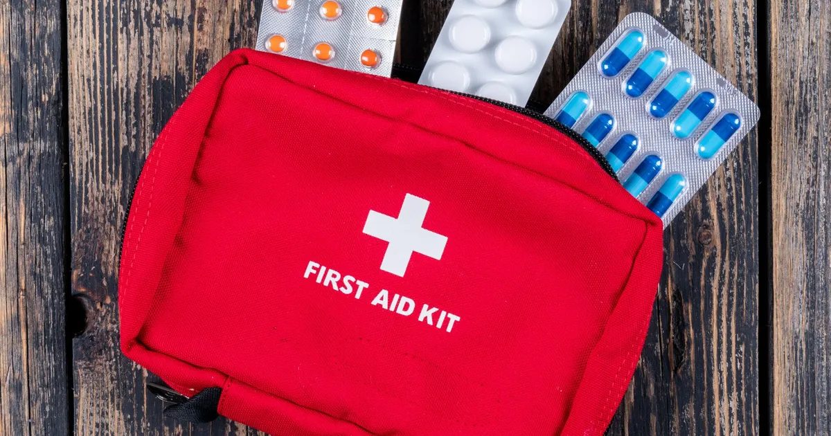 Equipo de emergencia organizado con linterna, brújula, mapa y suministros básicos para prepararse ante una emergencia