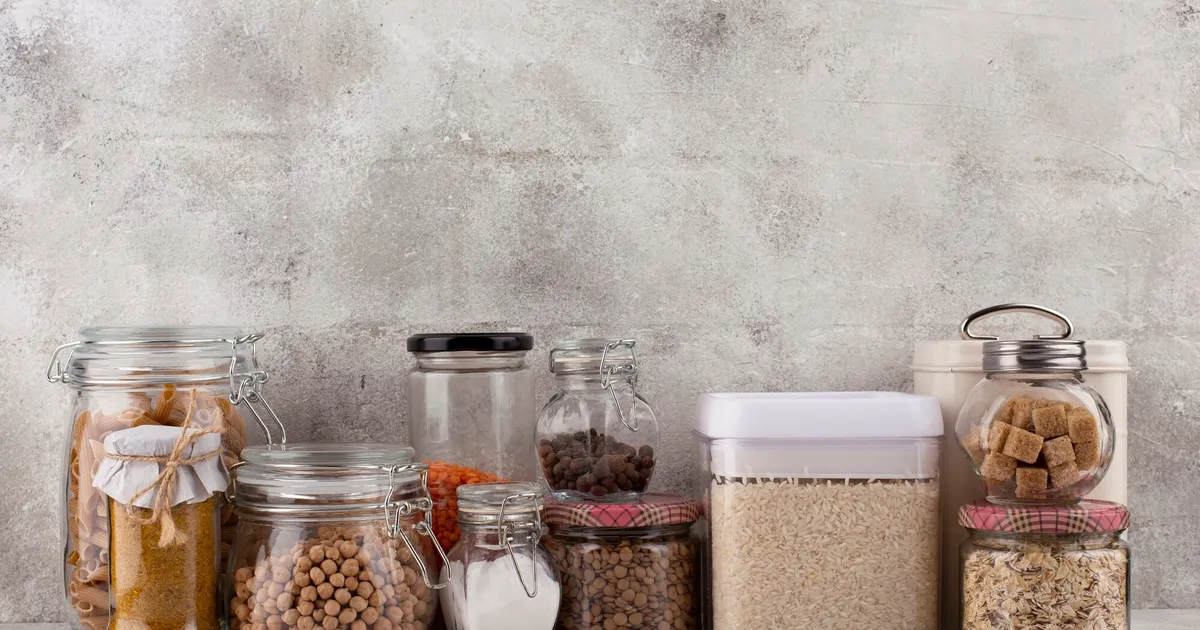 Conservas y alimentos enlatados almacenados como reserva ante un desabastecimiento en España