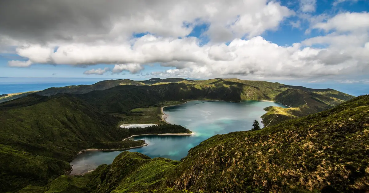 Lagoa do Fogo no cratere vulcânico da ilha de São Miguel, Açores — paisagem vulcânica e insular