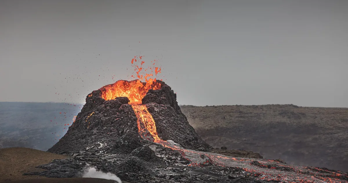 Volcán activo con lava y humo, representando las amenazas volcánicas en Canarias que exigen un kit de emergencia específico