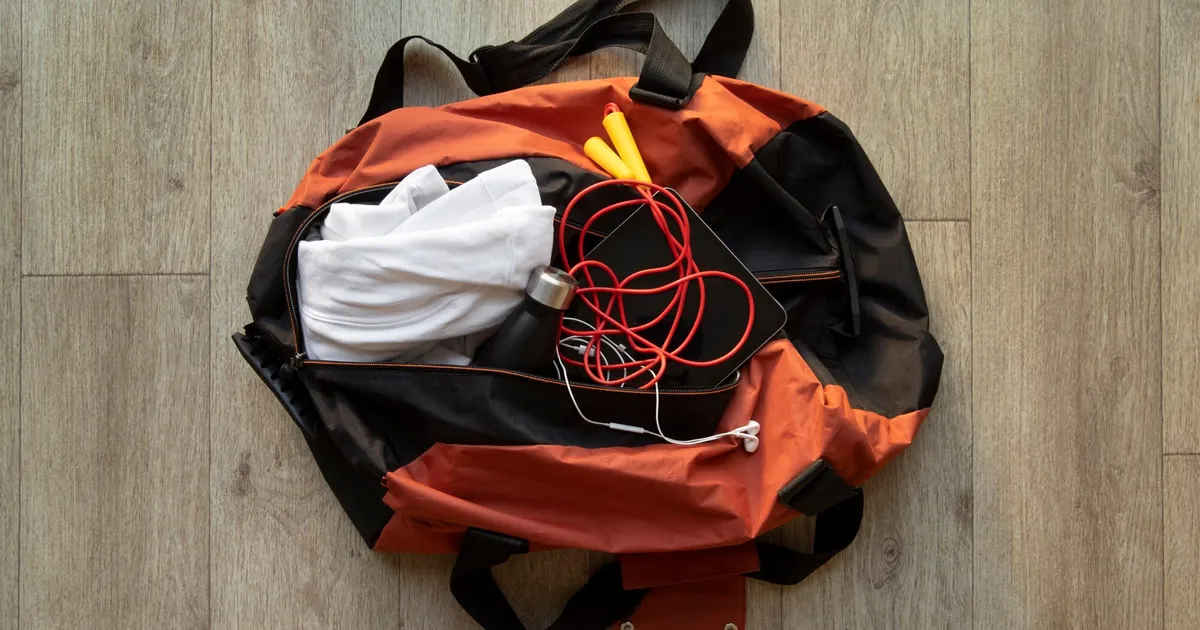 Mochila de emergencia preparada para evacuación con suministros esenciales