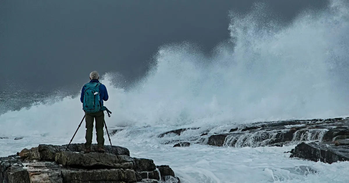 Ondas atlânticas durante tempestade invernal na costa portuguesa