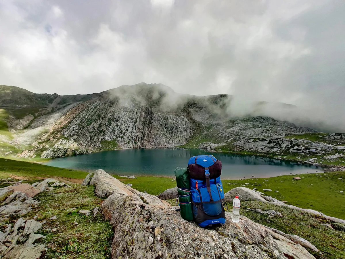 Paisagem montanhosa da Serra da Estrela com lago ao fundo