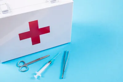 Botiquin de primeros auxilios homologado CE con material basico para emergencias familiares