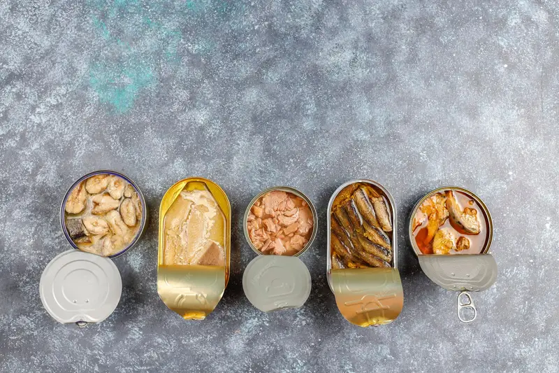 Conservas de pescado en latas: atún, sardinas y caballa para reserva de emergencia